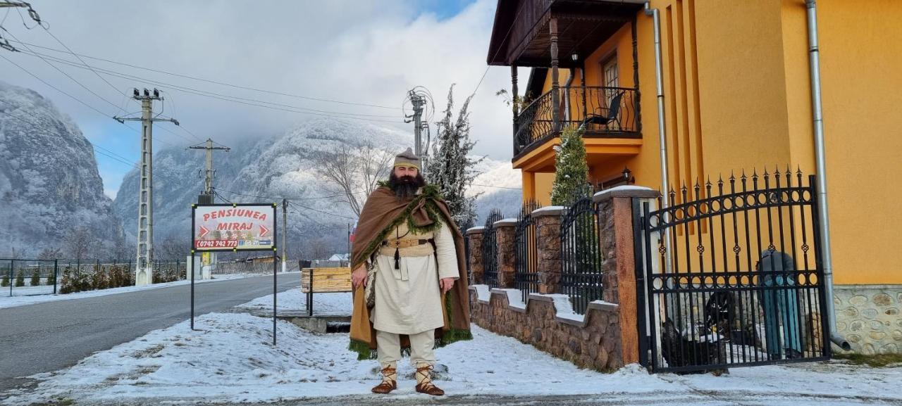 Pensiunea Miraj Polovragi Exterior photo